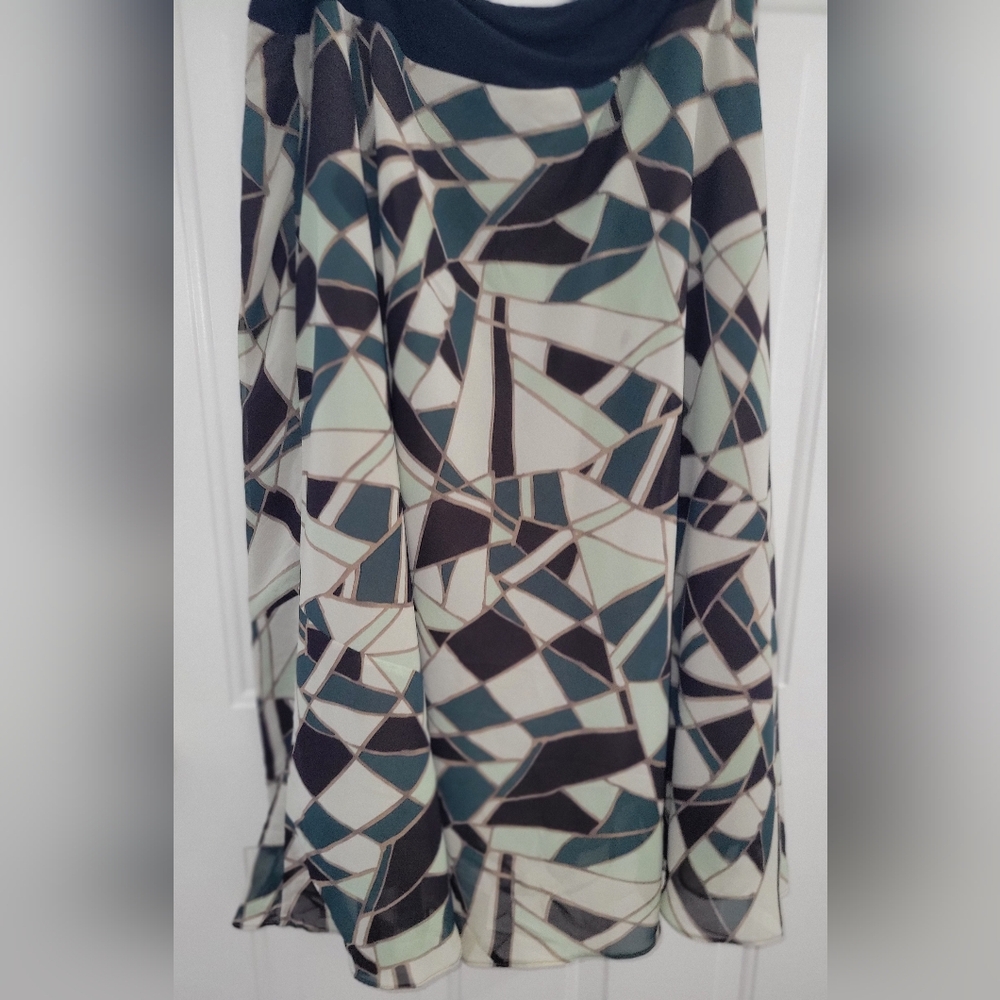 Woman's plus size green geometric skirt, size 4X or 26/28.